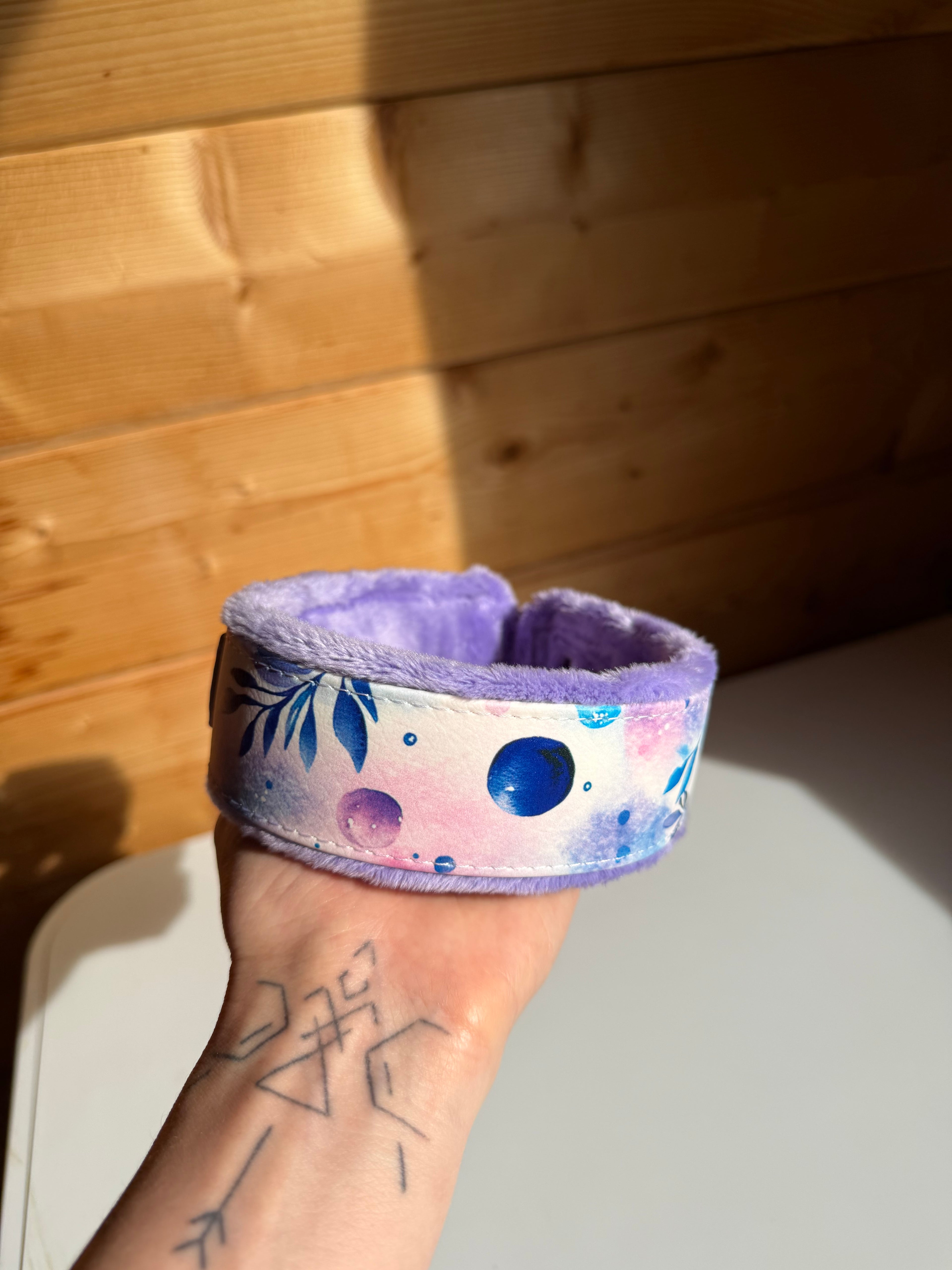 Collier imprimé UV violet doublure tissu doux