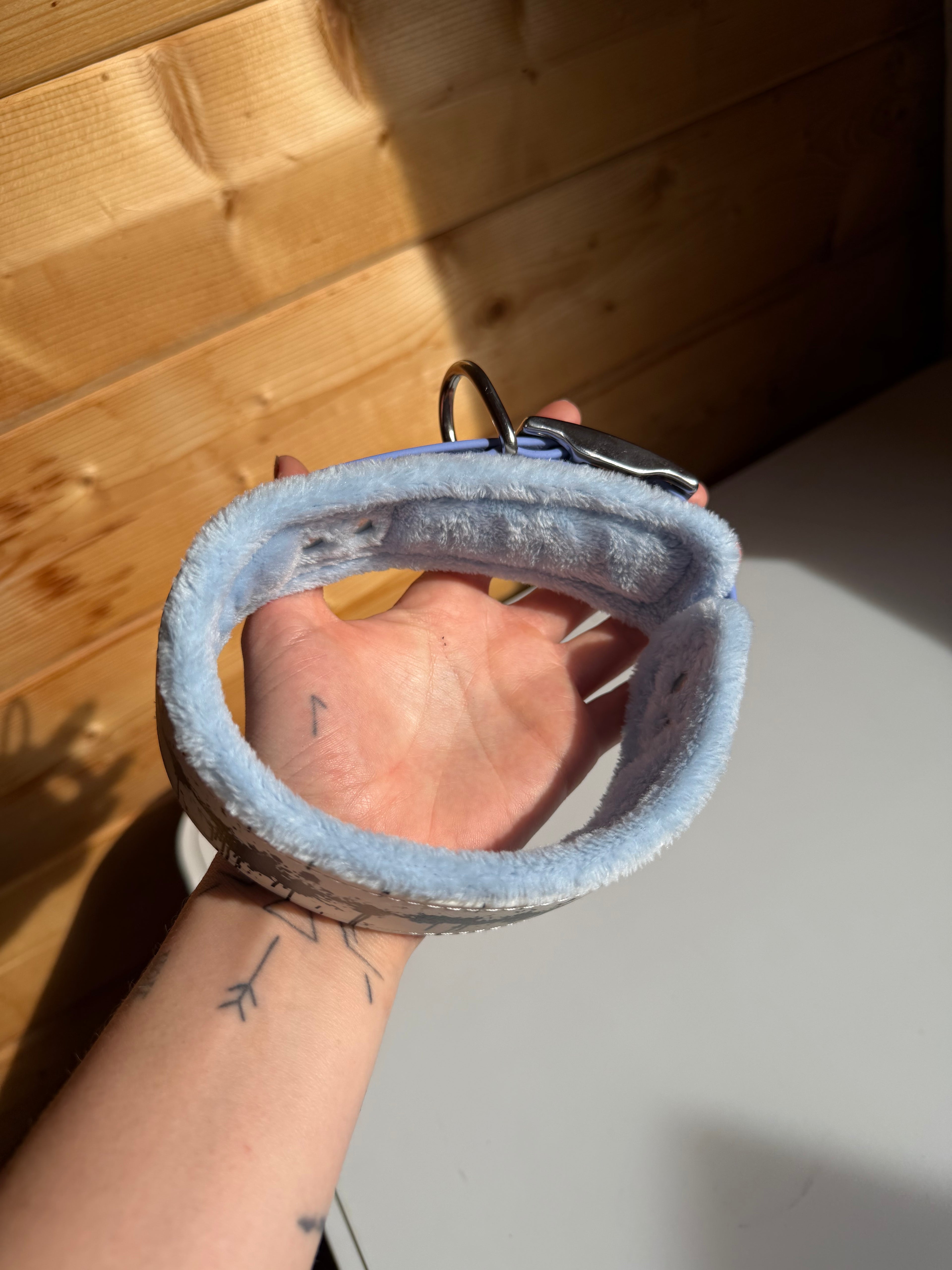 Collier imprimé UV taches noires et bleues doublure tissu doux